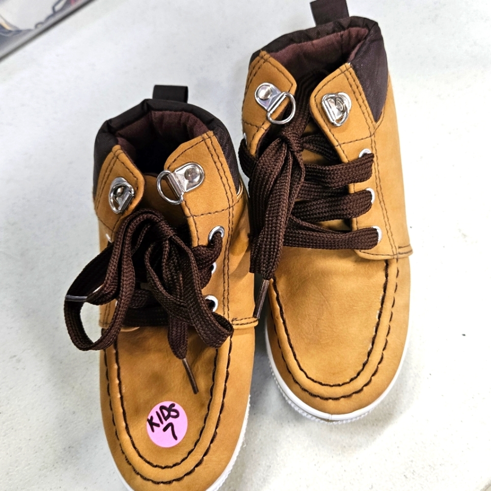 Kids Size 7 casual boot. NWT